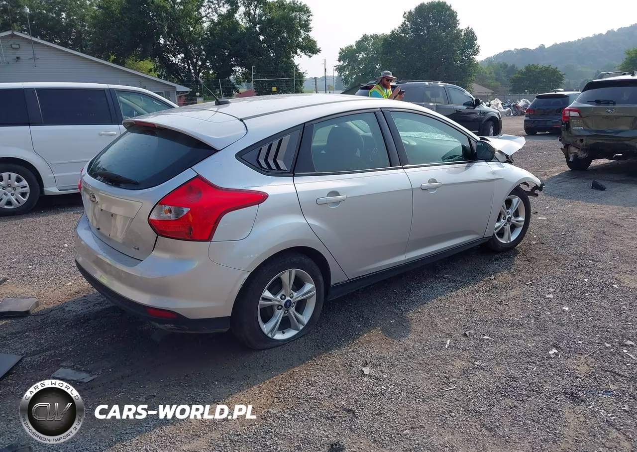 2014 Ford Focus Se VIN:1FADP3K21EL277541 - 4