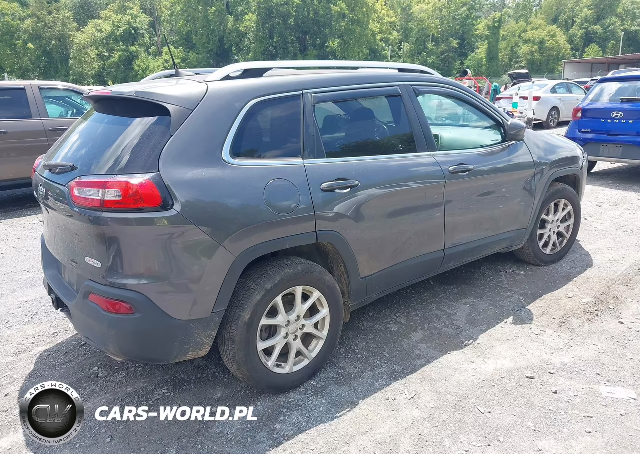 2017 Jeep Cherokee Latitude VIN:1C4PJMCS2HW630367 - 4