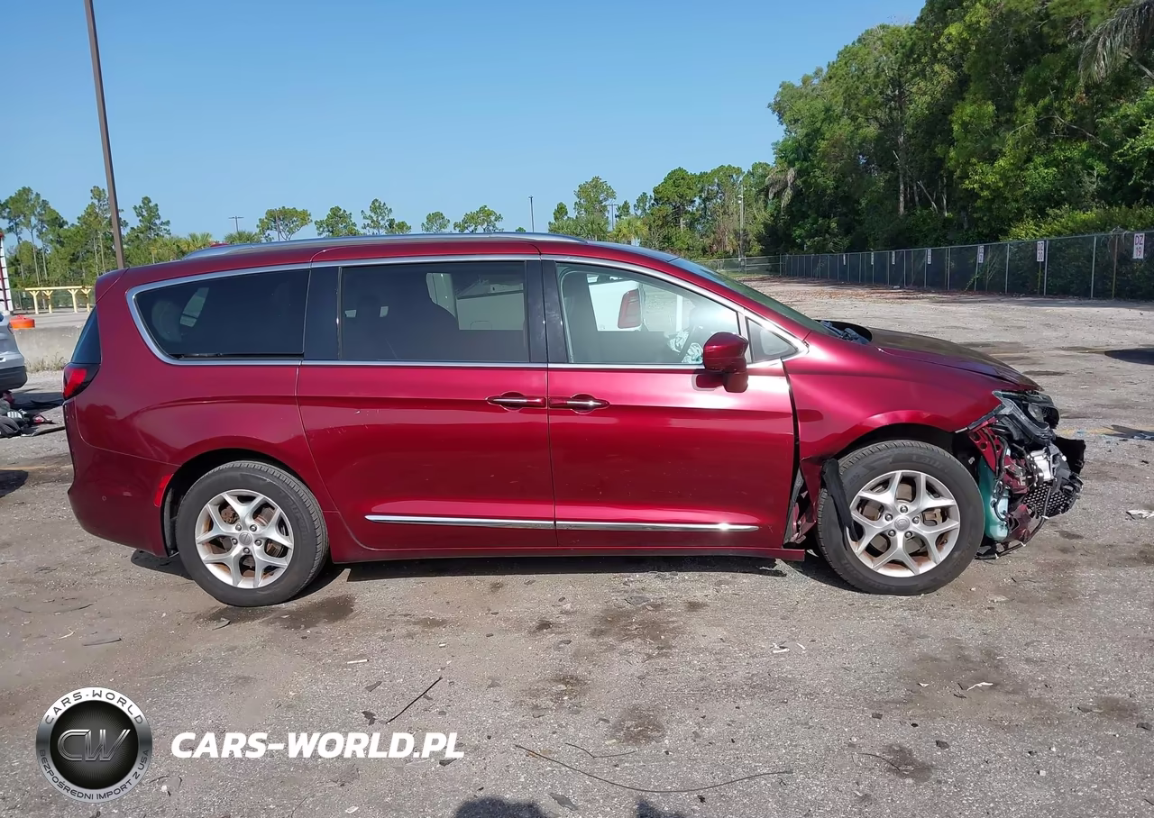 2017 Chrysler Pacifica Touring-L Plus VIN:2C4RC1EG0HR684074 - 13