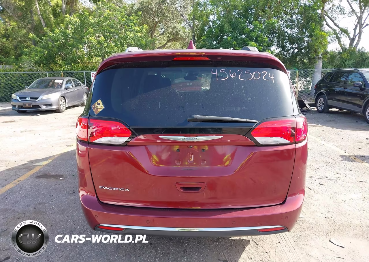 2017 Chrysler Pacifica Touring-L Plus VIN:2C4RC1EG0HR684074 - 16