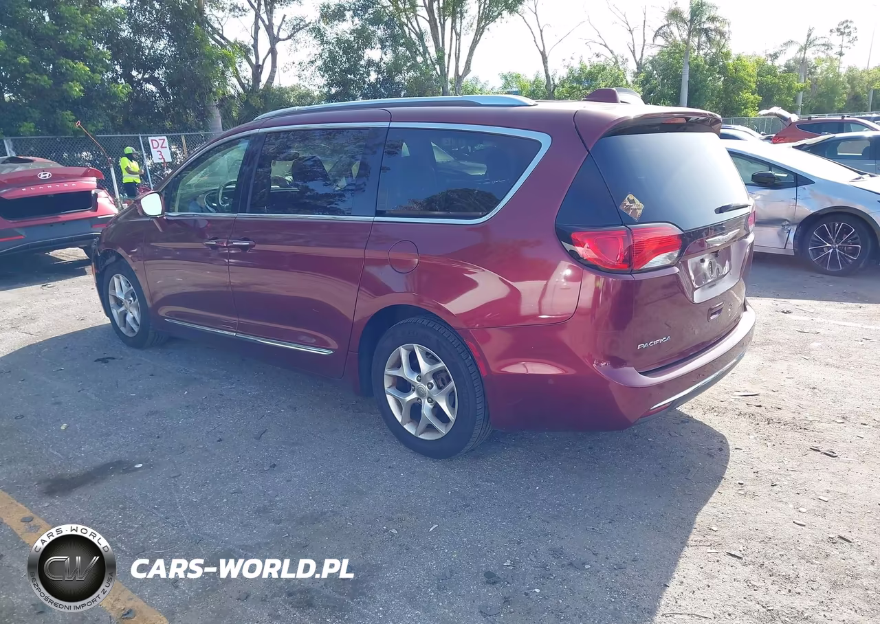 2017 Chrysler Pacifica Touring-L Plus VIN:2C4RC1EG0HR684074 - 3