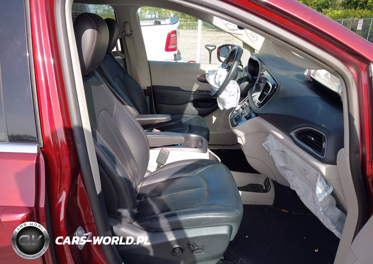 2017 Chrysler Pacifica Touring-L Plus VIN:2C4RC1EG0HR684074 - 5
