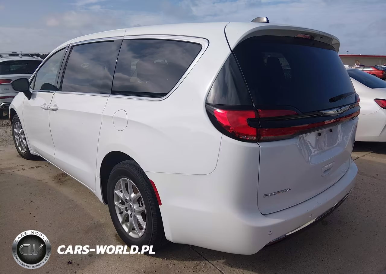 2024 Chrysler Pacifica Touring L VIN:2C4RC1BG3RR120084 - 3
