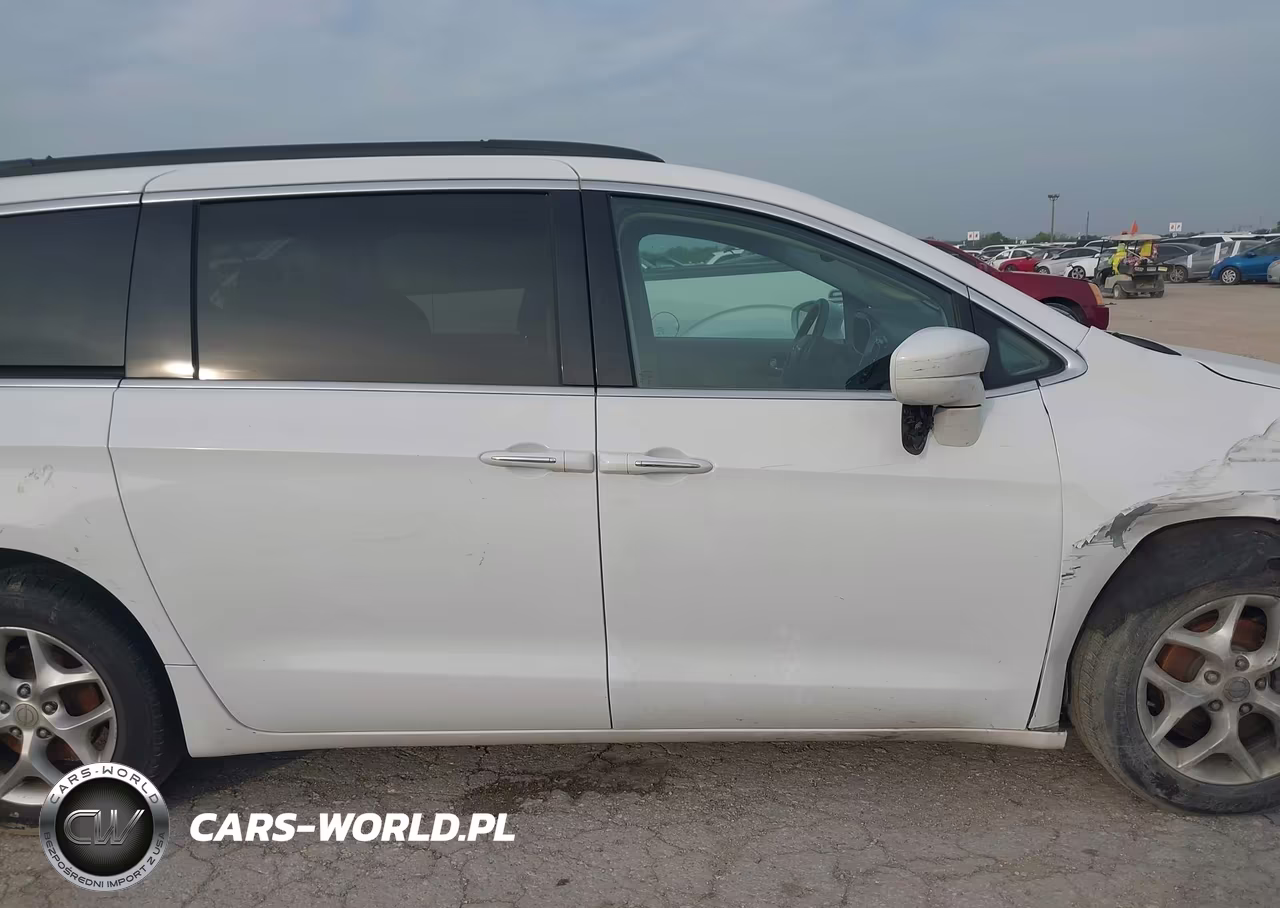 2020 Chrysler Pacifica Touring VIN:2C4RC1FG8LR143331 - 13