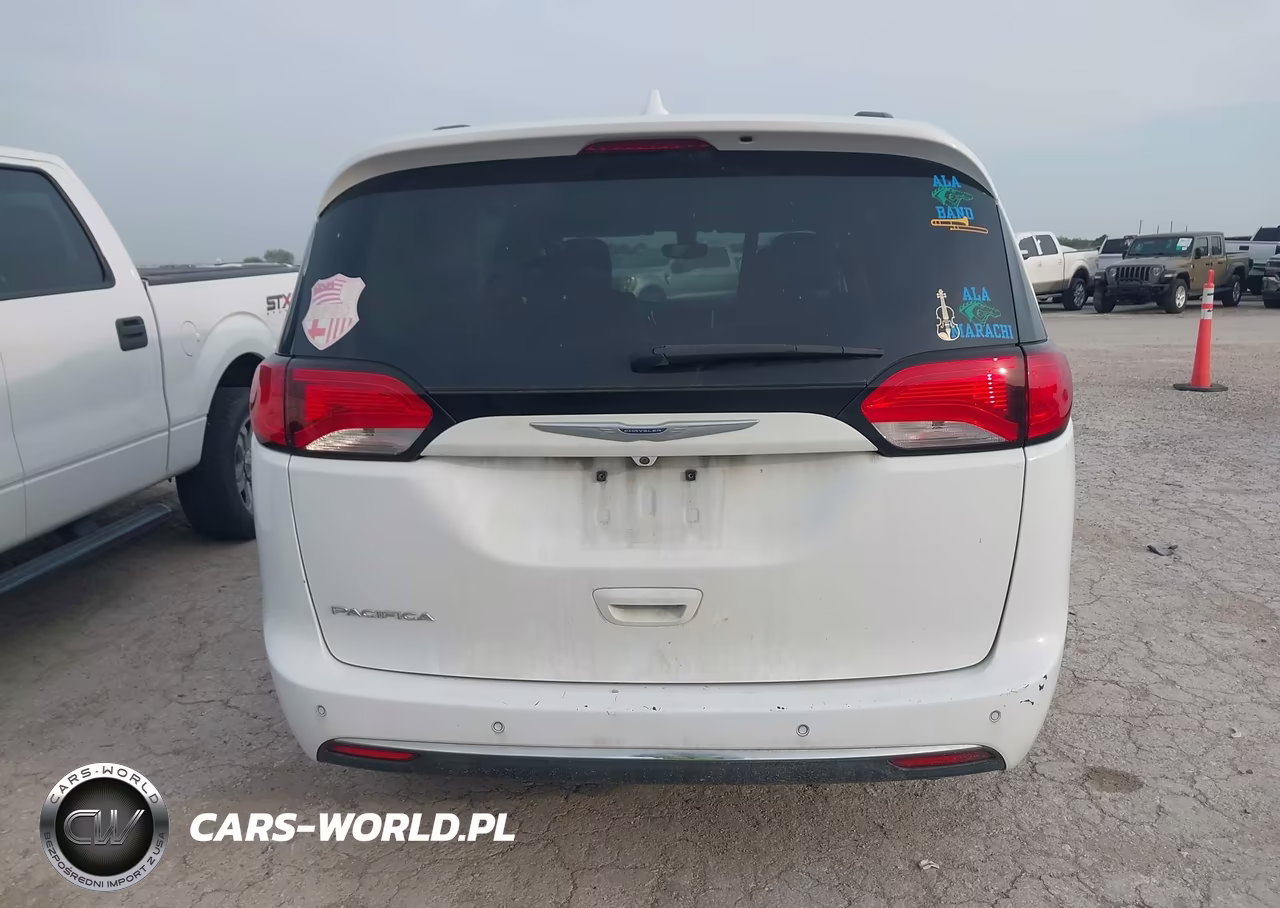 2020 Chrysler Pacifica Touring VIN:2C4RC1FG8LR143331 - 16