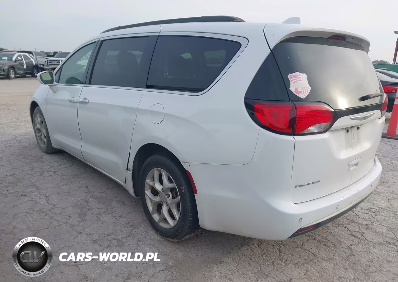 2020 Chrysler Pacifica Touring VIN:2C4RC1FG8LR143331 - 3