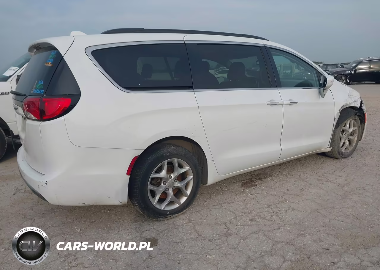 2020 Chrysler Pacifica Touring VIN:2C4RC1FG8LR143331 - 4