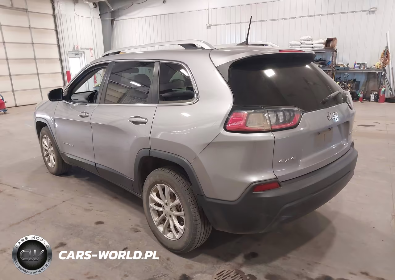 2019 Jeep Cherokee Latitude 4X4 VIN:1C4PJMCB1KD153689 - 3