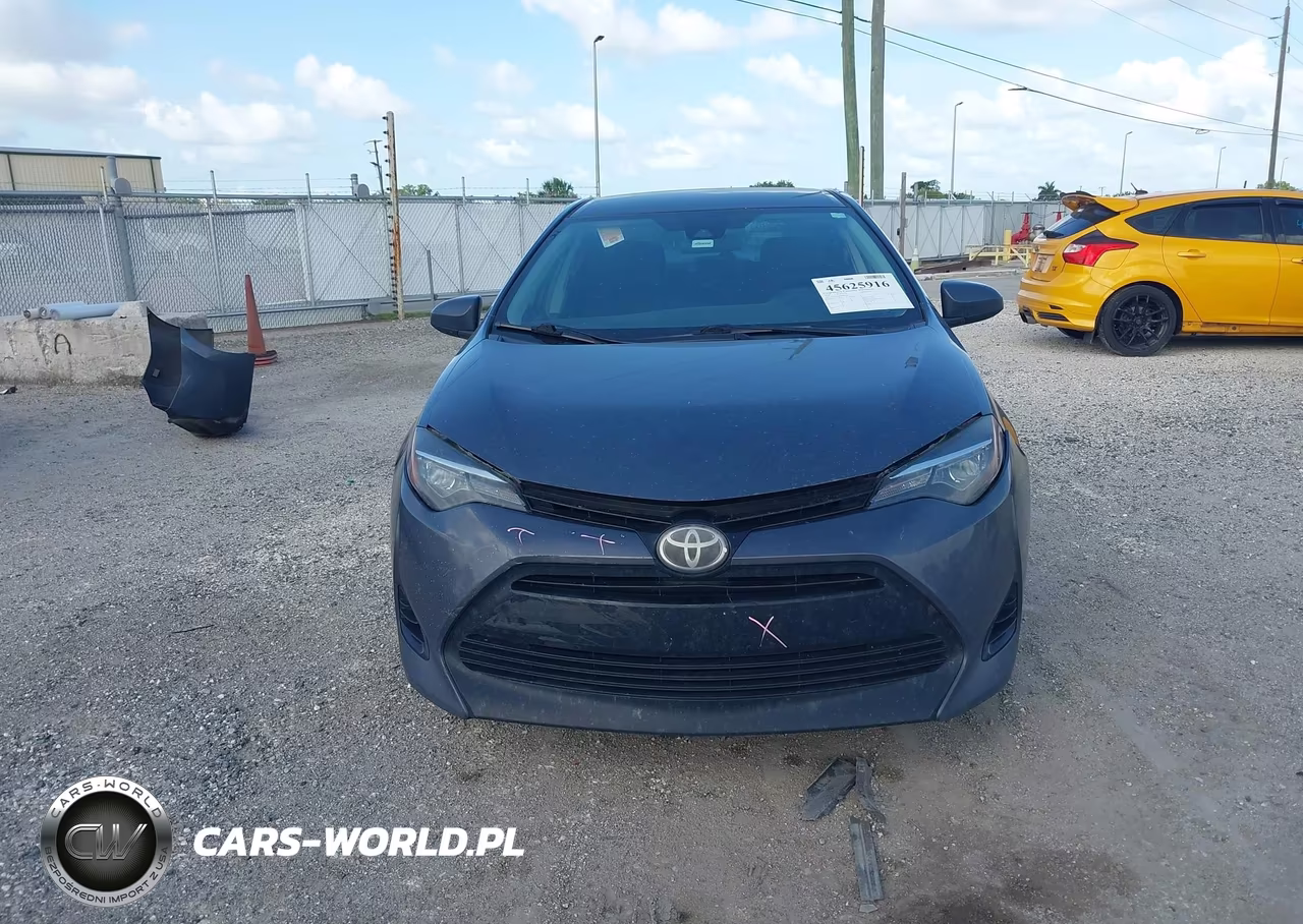 2018 Toyota Corolla Le VIN:5YFBURHE8JP833165 - 12