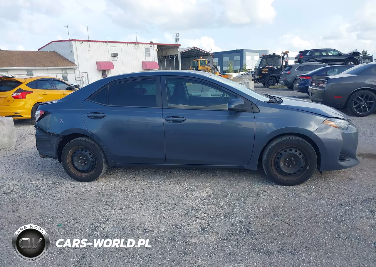 2018 Toyota Corolla Le VIN:5YFBURHE8JP833165 - 13