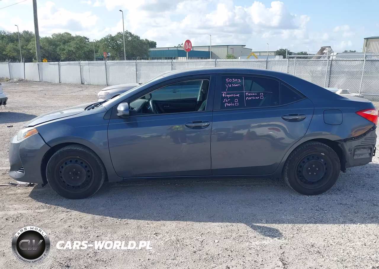 2018 Toyota Corolla Le VIN:5YFBURHE8JP833165 - 14