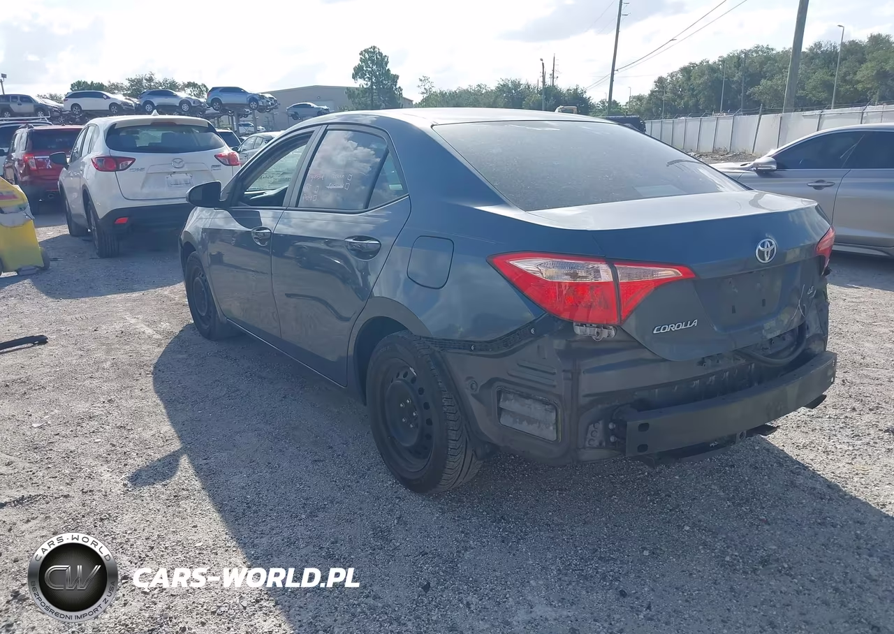 2018 Toyota Corolla Le VIN:5YFBURHE8JP833165 - 3