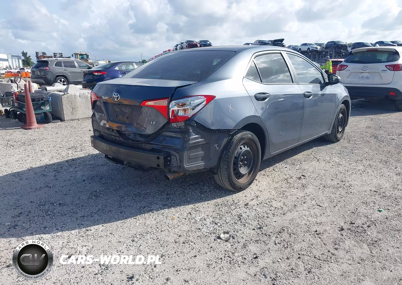 2018 Toyota Corolla Le VIN:5YFBURHE8JP833165 - 4