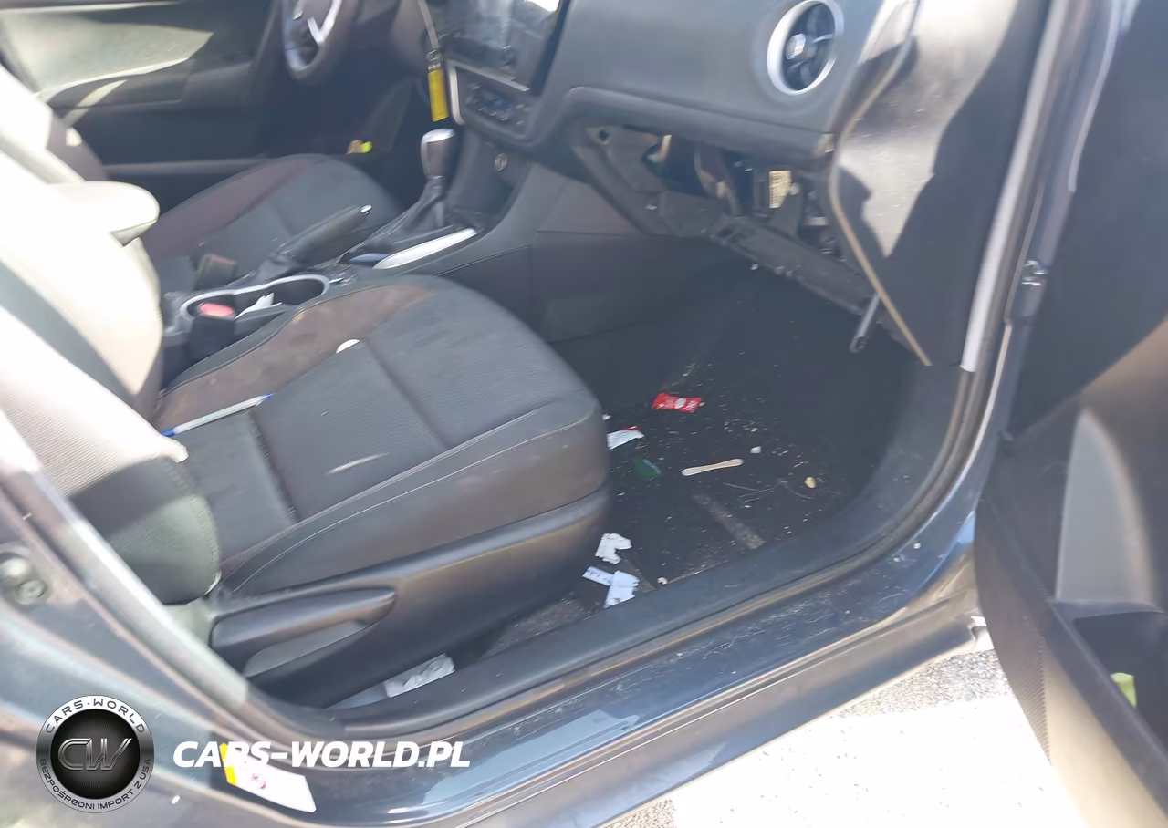 2018 Toyota Corolla Le VIN:5YFBURHE8JP833165 - 5