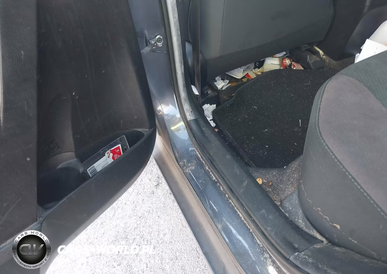 2018 Toyota Corolla Le VIN:5YFBURHE8JP833165 - 8