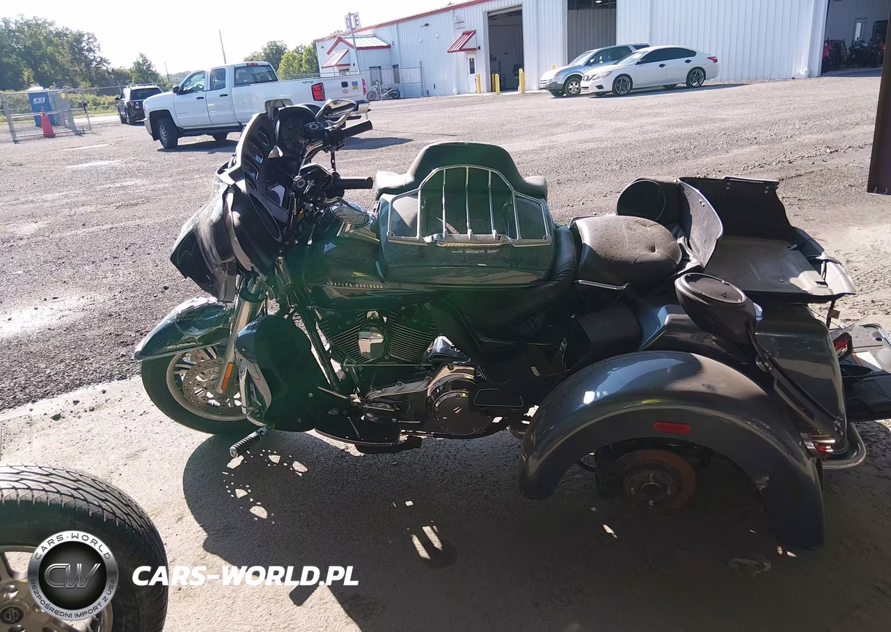 2015 Harley-Davidson Flhtcutg Tri Glide Ultra VIN:1HD1MAL12FB852137 - 14