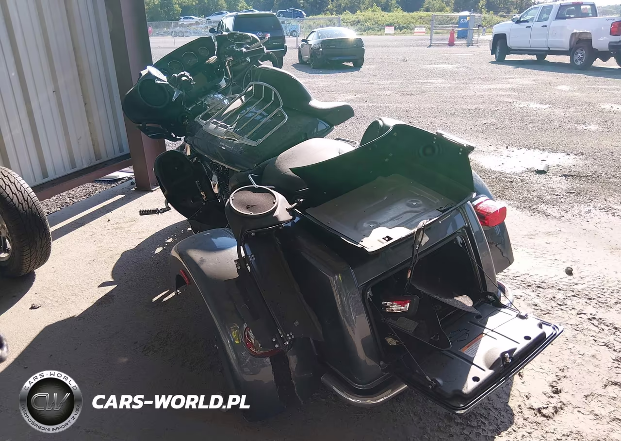 2015 Harley-Davidson Flhtcutg Tri Glide Ultra VIN:1HD1MAL12FB852137 - 3