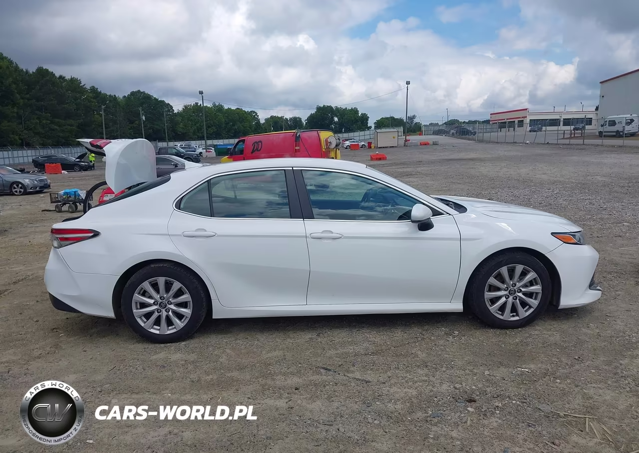 2020 Toyota Camry Le VIN:4T1C11AK5LU891038 - 13