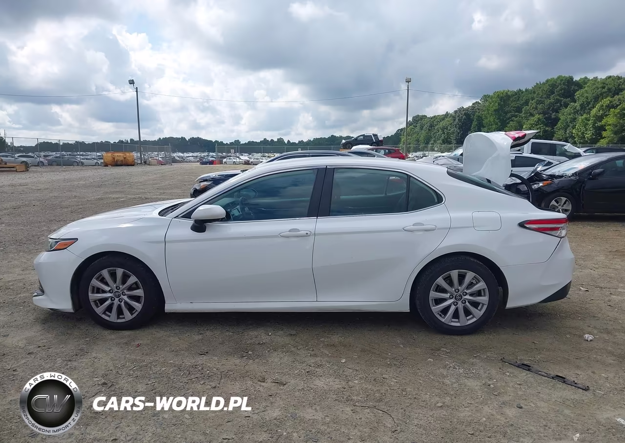 2020 Toyota Camry Le VIN:4T1C11AK5LU891038 - 14