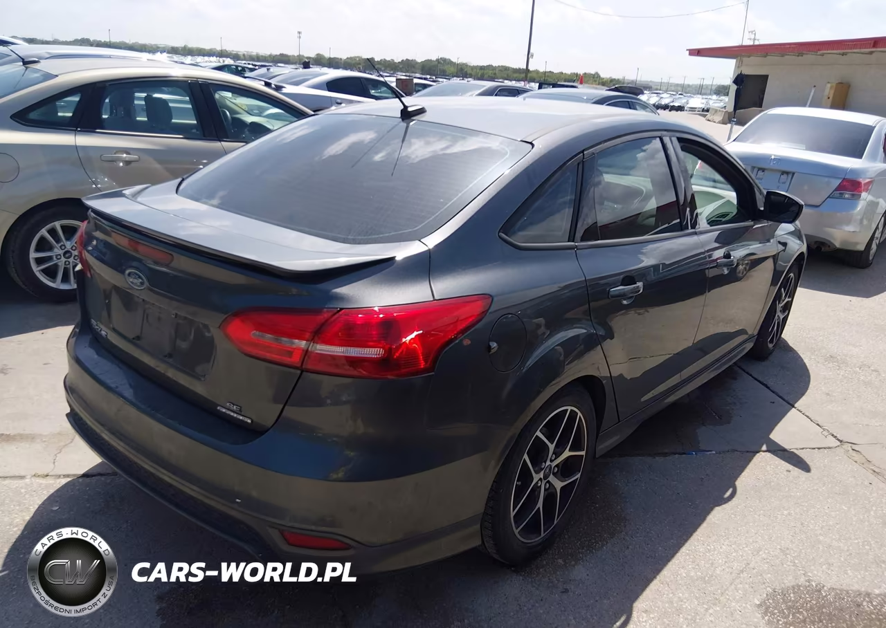 2016 Ford Focus Se VIN:1FADP3F29GL293452 - 4