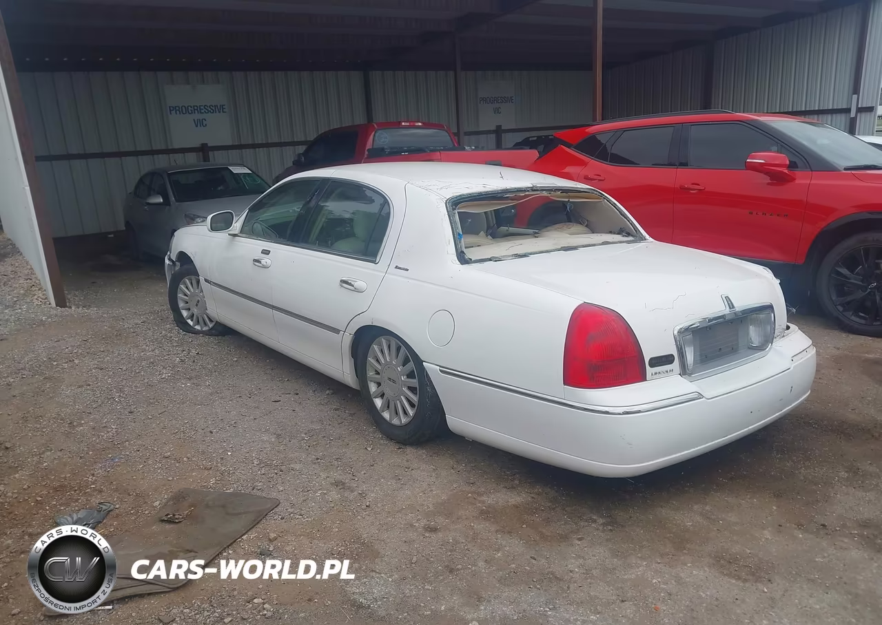 2003 Lincoln Town Car Executive VIN:1LNHM81W33Y682642 - 3
