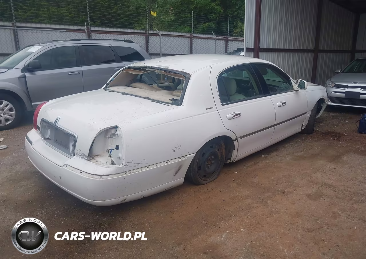 2003 Lincoln Town Car Executive VIN:1LNHM81W33Y682642 - 4