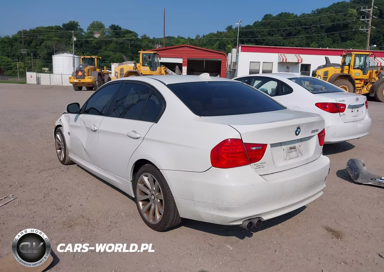 2011 BMW 328I xDrive VIN:WBAPK5G52BNN24390 - 3