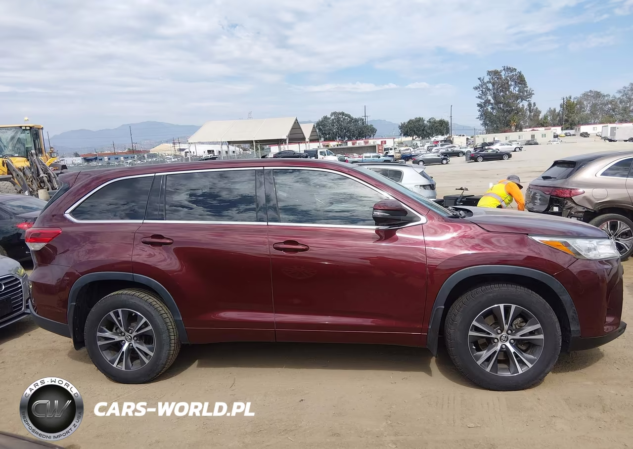 2018 Toyota Highlander Le VIN:5TDZARFH0JS035349 - 13