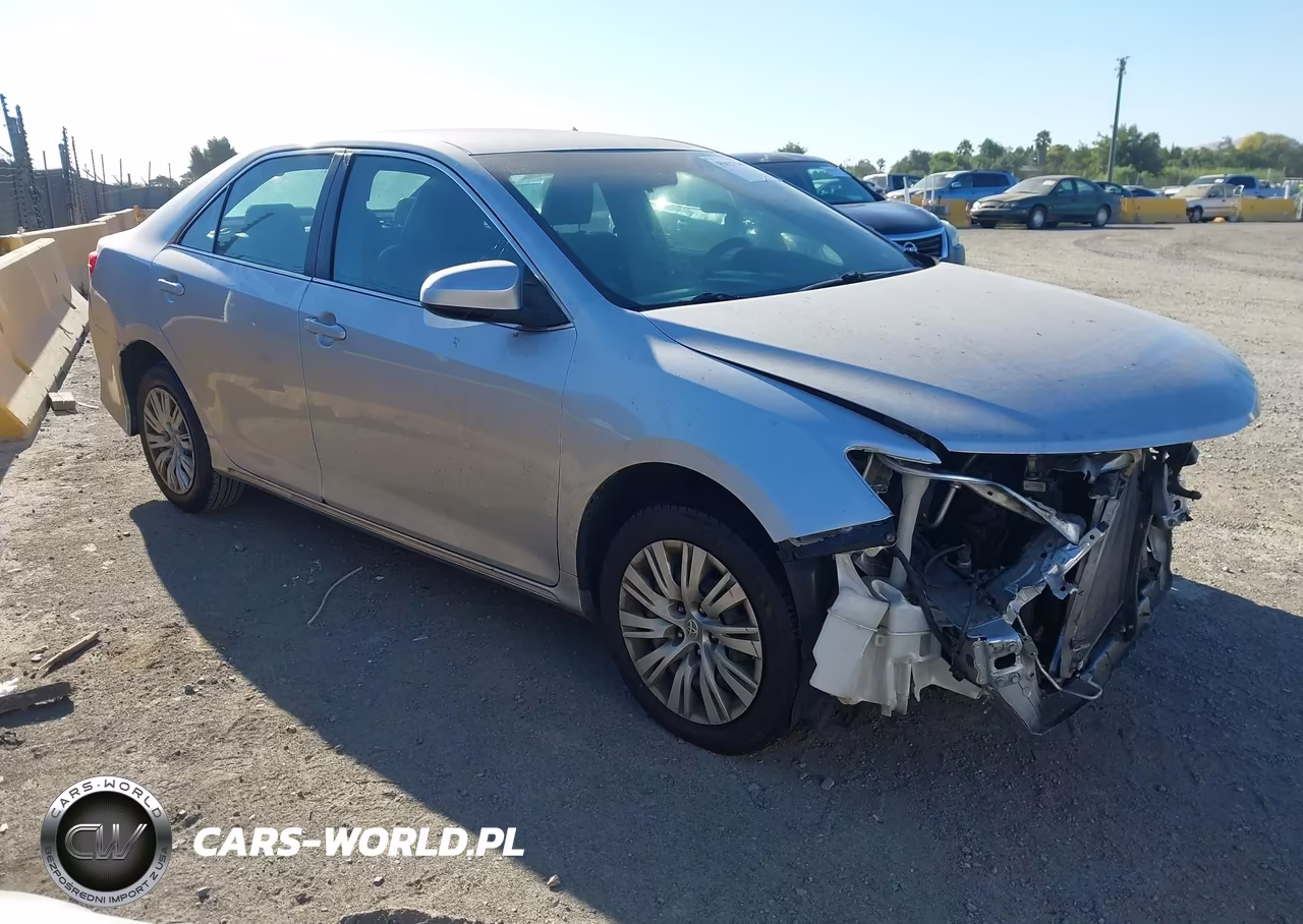 2014 Toyota Camry Le – zdjęcie 1 z 17