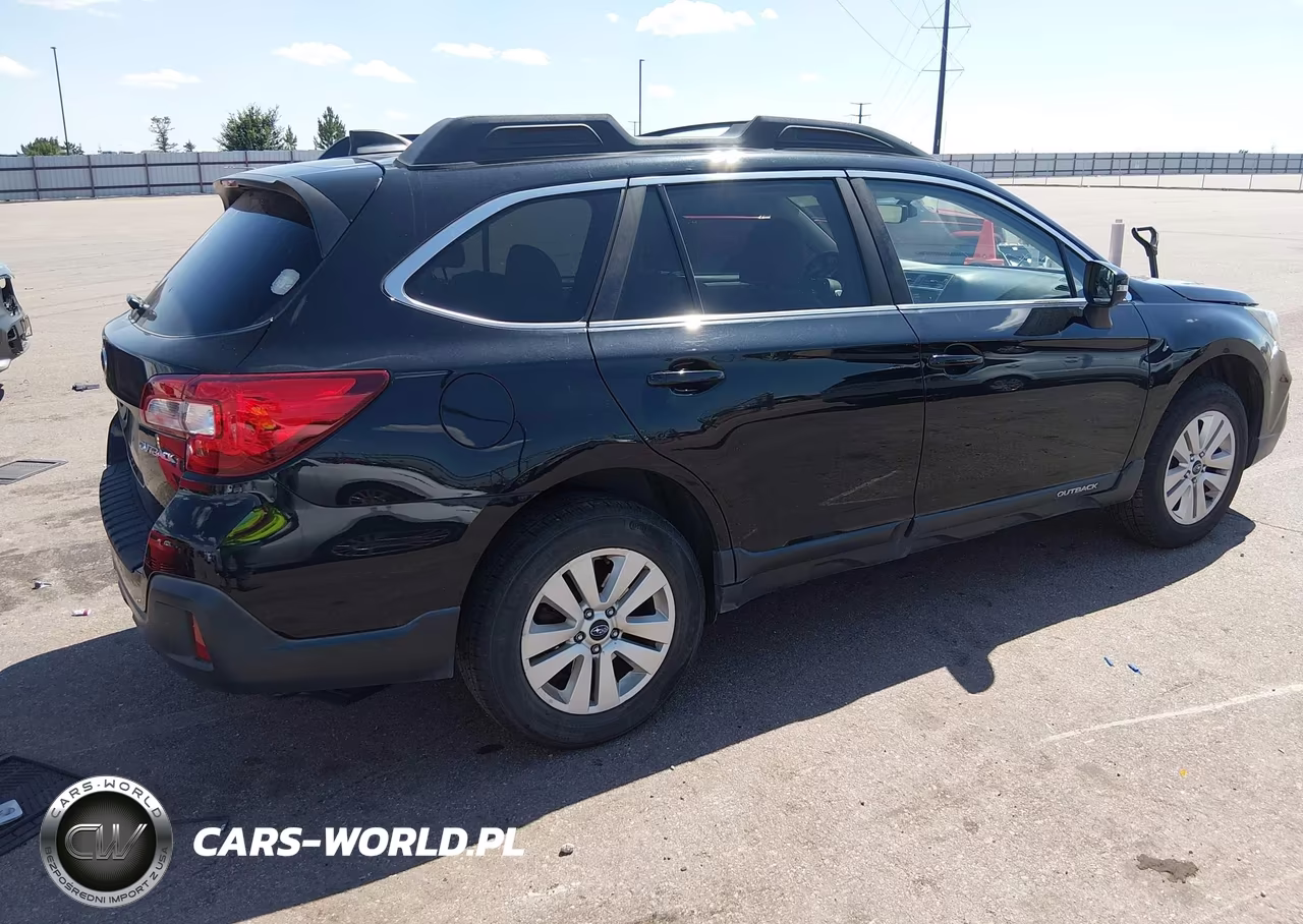 2018 Subaru Outback 2.5I Premium VIN:4S4BSAFC6J3304939 - 4
