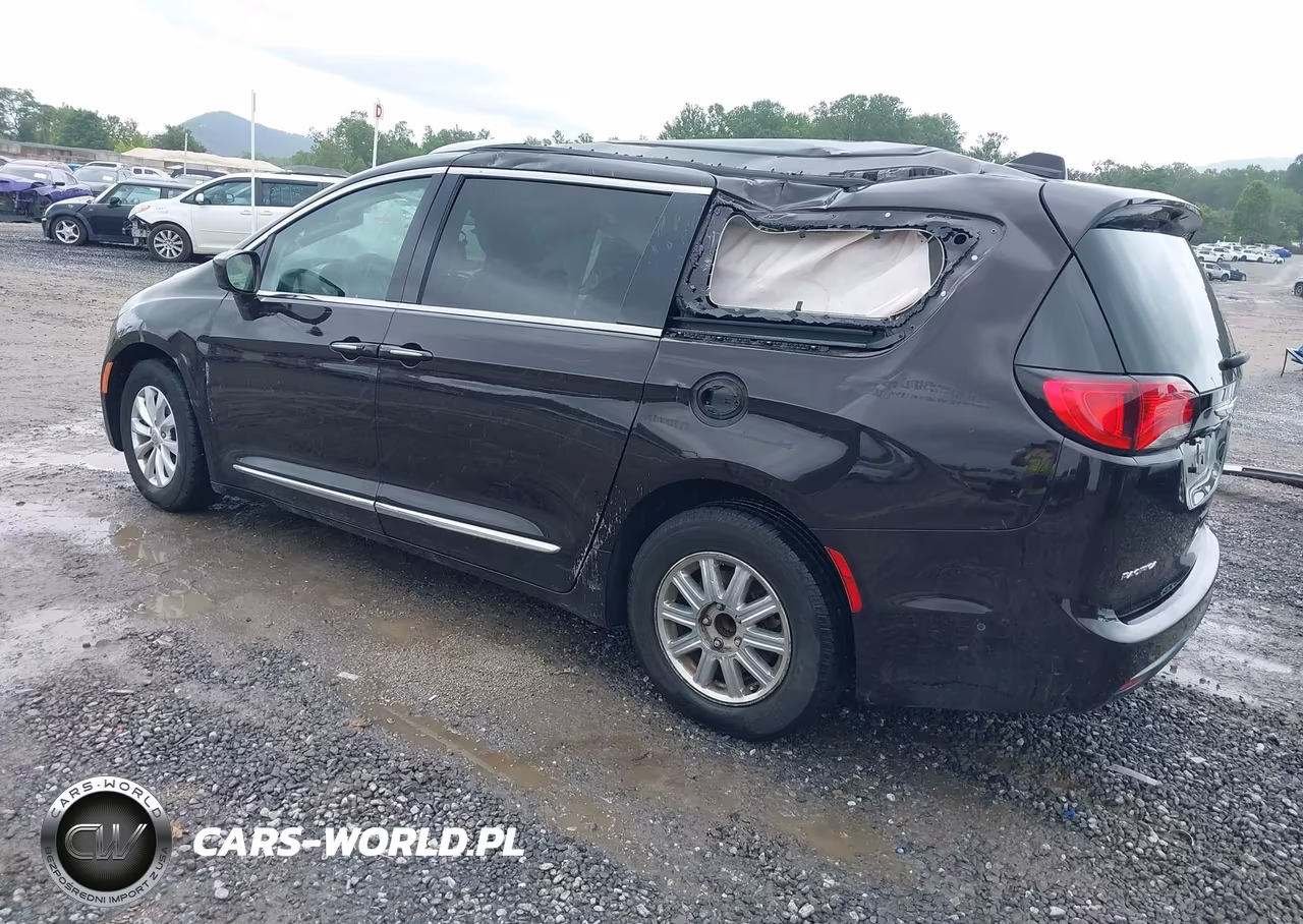 2018 Chrysler Pacifica Touring L Plus VIN:2C4RC1EG8JR352180 - 3