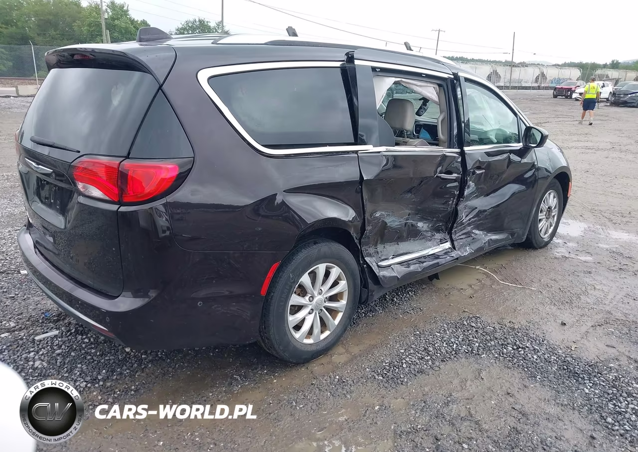 2018 Chrysler Pacifica Touring L Plus VIN:2C4RC1EG8JR352180 - 4