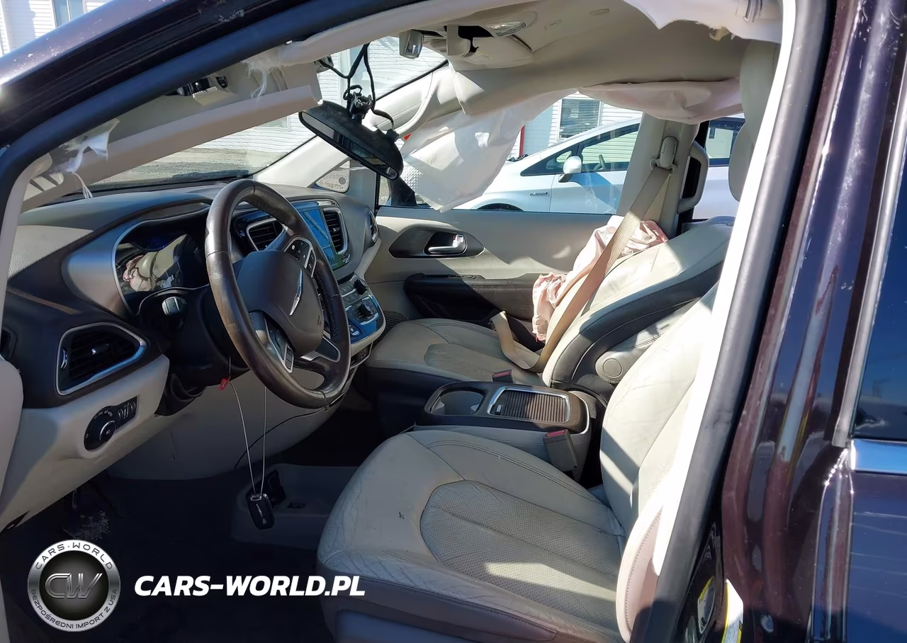 2018 Chrysler Pacifica Touring L Plus VIN:2C4RC1EG8JR352180 - 5