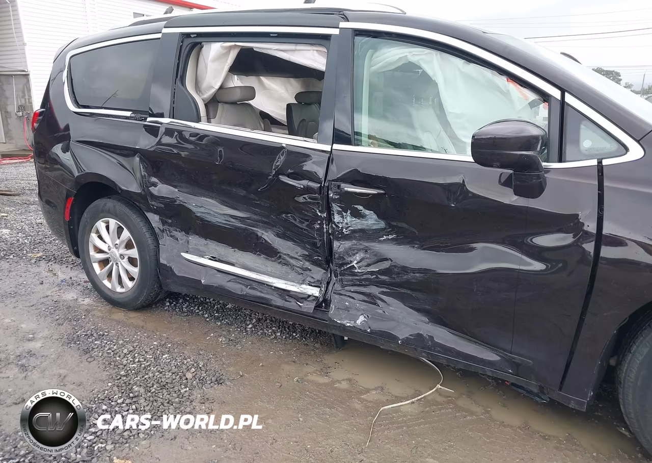 2018 Chrysler Pacifica Touring L Plus VIN:2C4RC1EG8JR352180 - 6