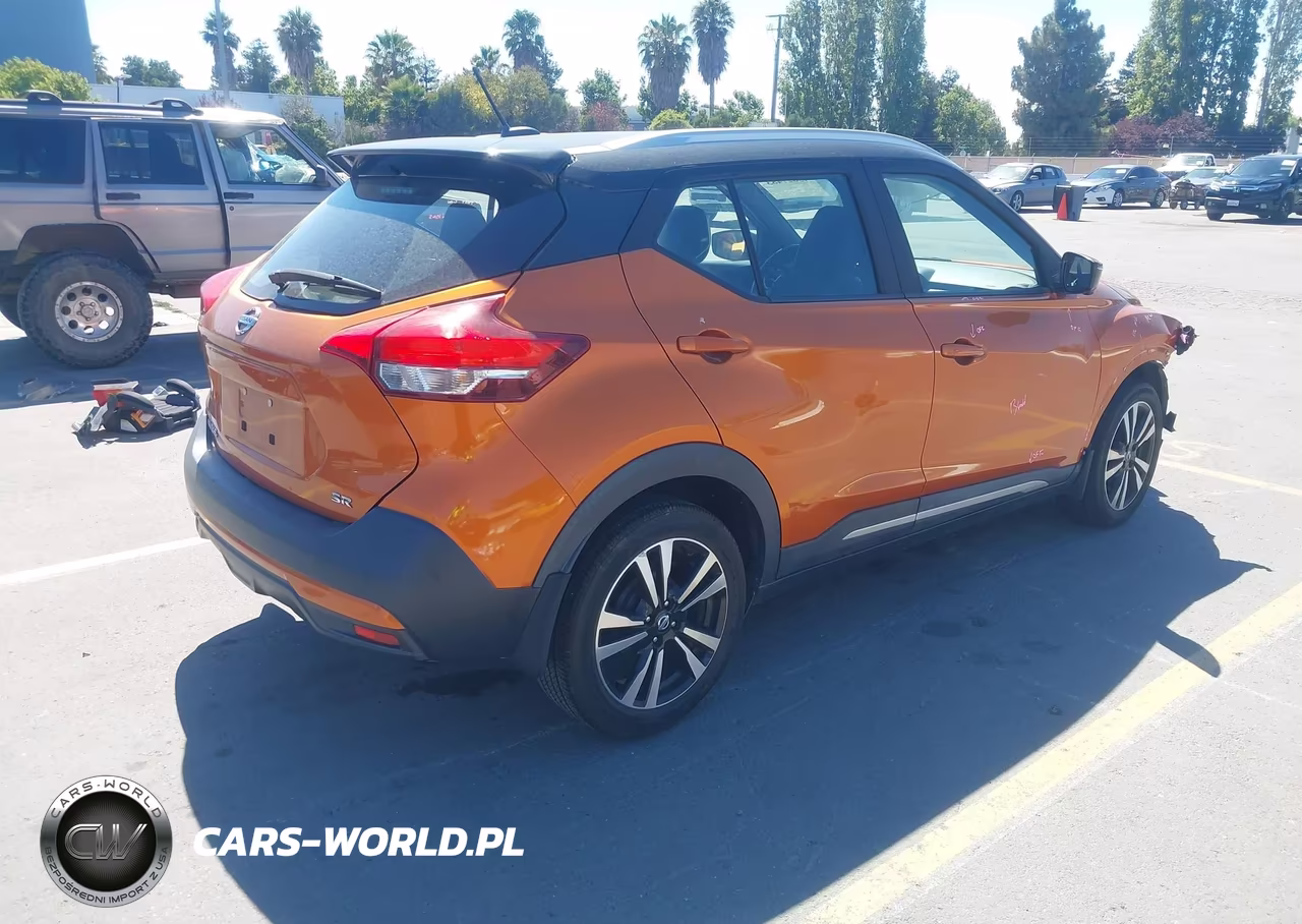 2018 Nissan Kicks Sr VIN:3N1CP5CU4JL506328 - 4