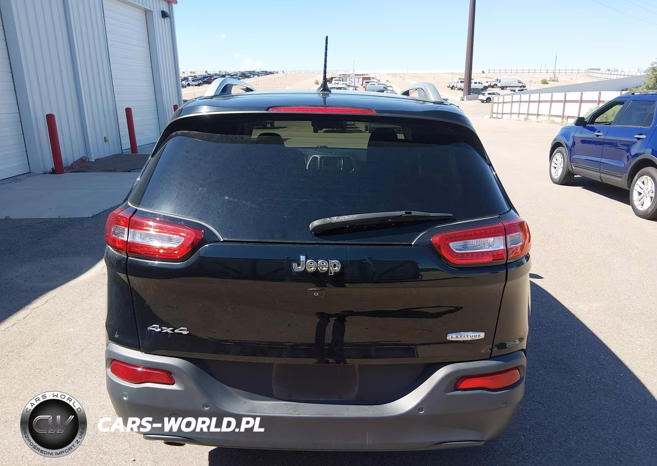 2018 Jeep Cherokee Latitude 4X4 VIN:1C4PJMCB7JD559264 - 19