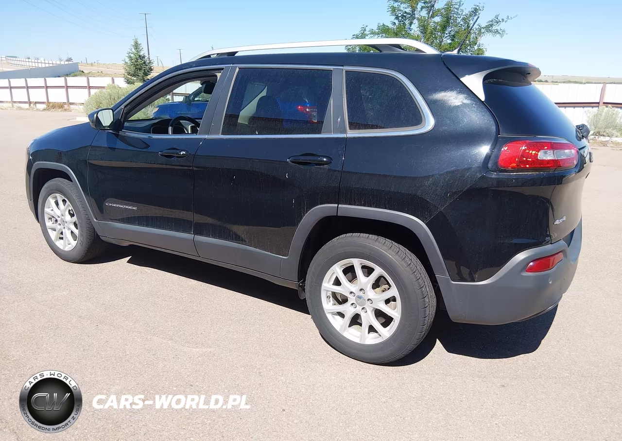 2018 Jeep Cherokee Latitude 4X4 VIN:1C4PJMCB7JD559264 - 3