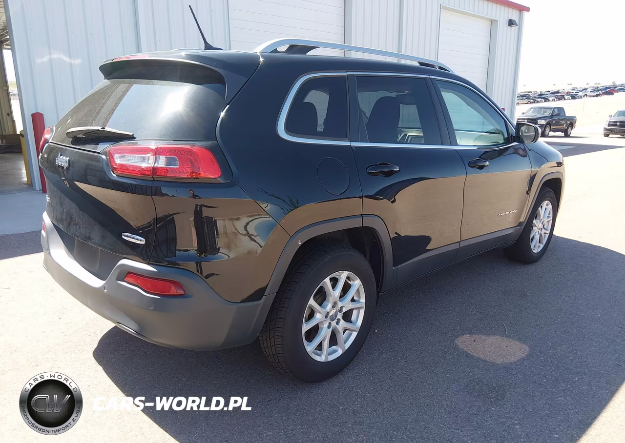 2018 Jeep Cherokee Latitude 4X4 VIN:1C4PJMCB7JD559264 - 4