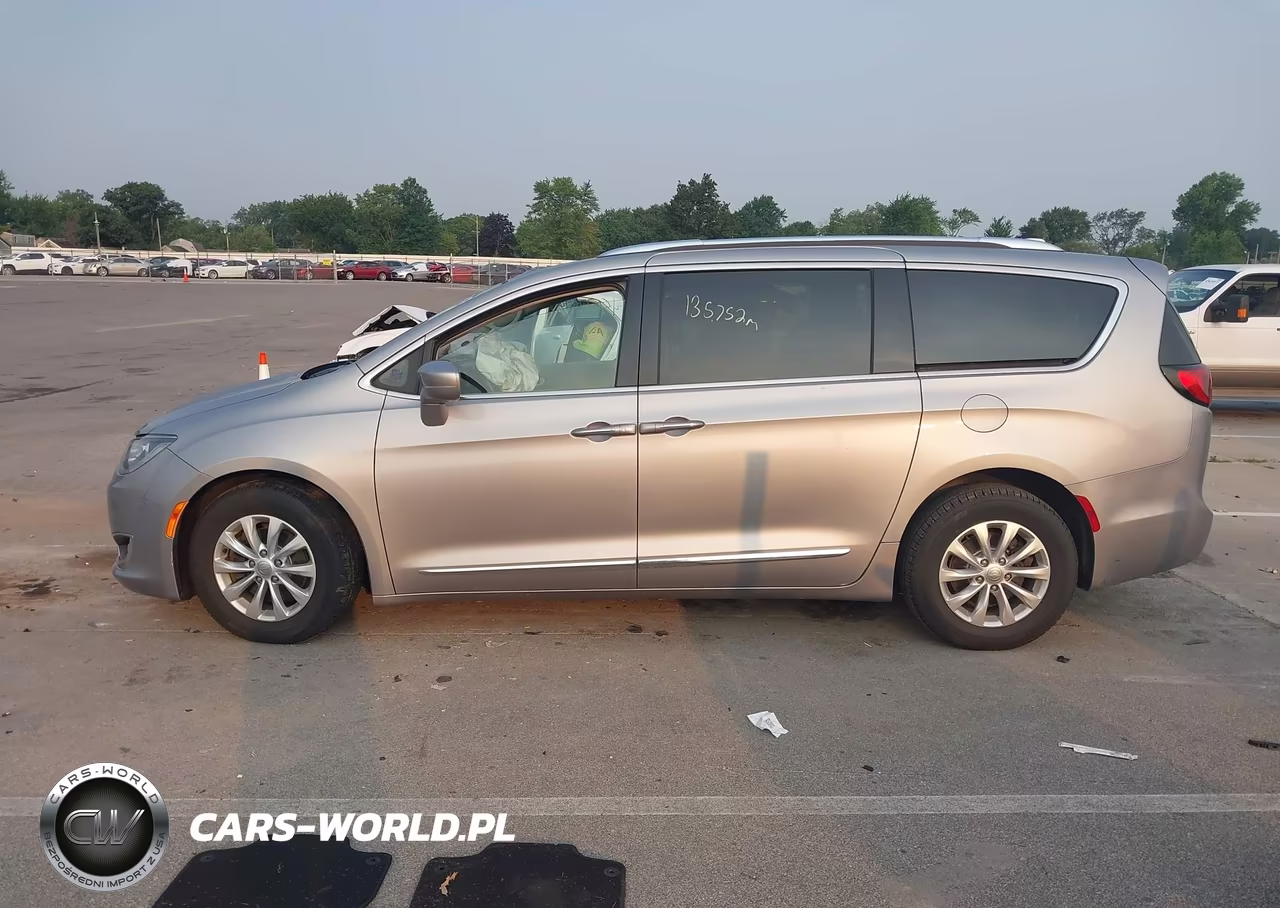 2018 Chrysler Pacifica Touring L Plus VIN:2C4RC1EG1JR188559 - 14