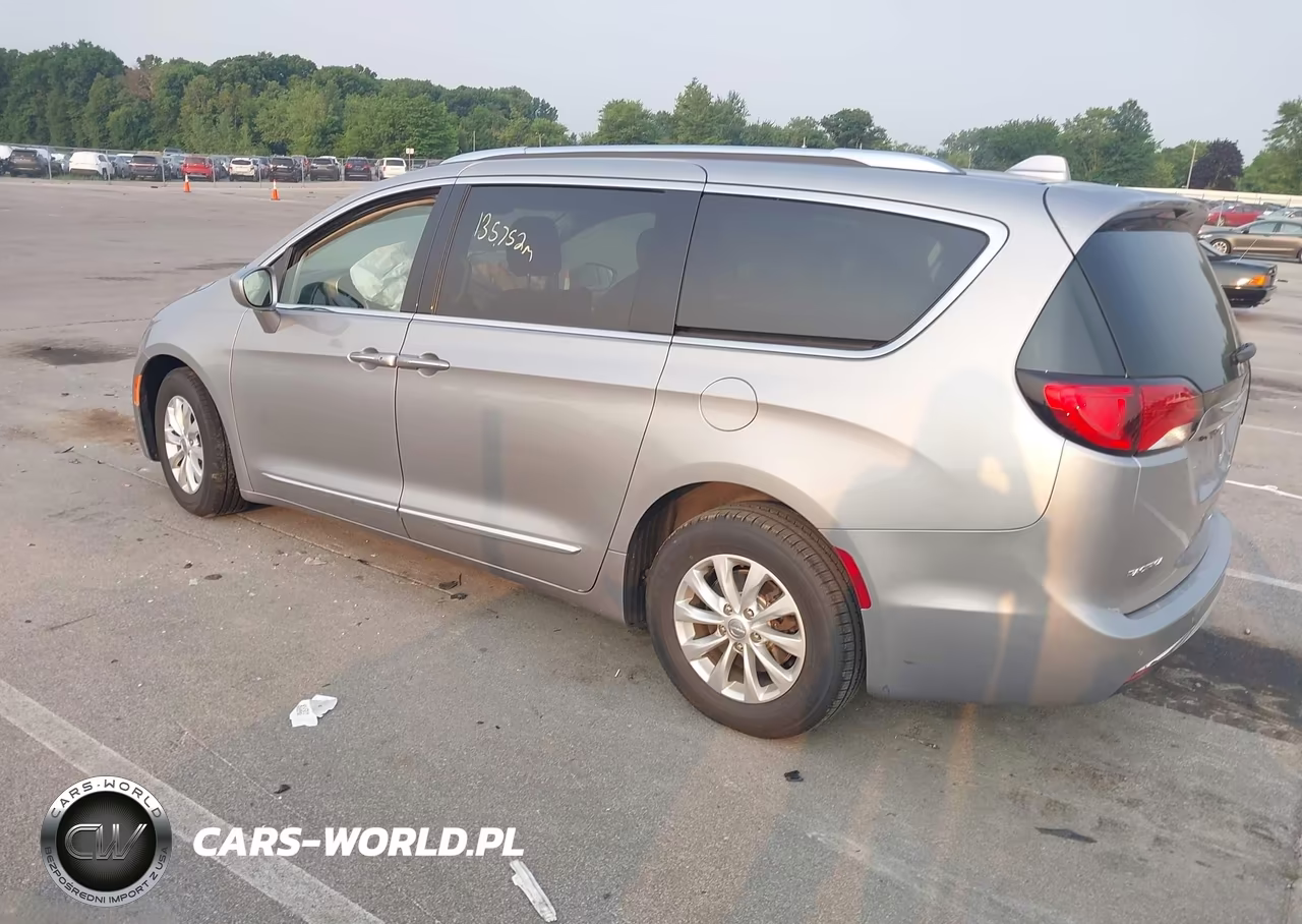 2018 Chrysler Pacifica Touring L Plus VIN:2C4RC1EG1JR188559 - 3