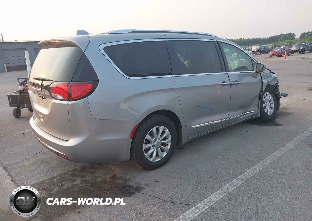 2018 Chrysler Pacifica Touring L Plus VIN:2C4RC1EG1JR188559 - 4