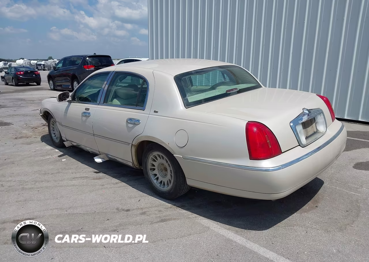 2002 Lincoln Town Car Cartier VIN:1LNHM83W32Y642931 - 3