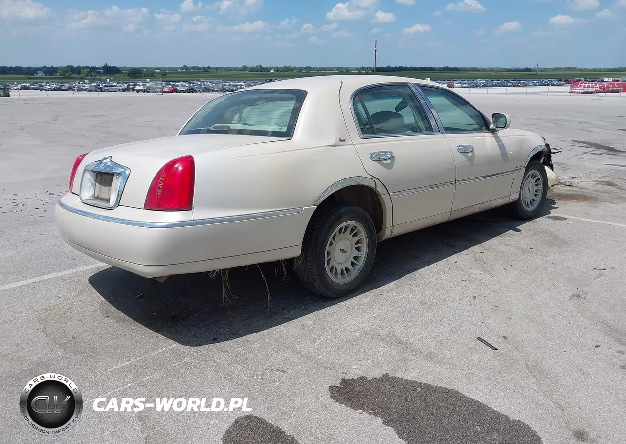 2002 Lincoln Town Car Cartier VIN:1LNHM83W32Y642931 - 4