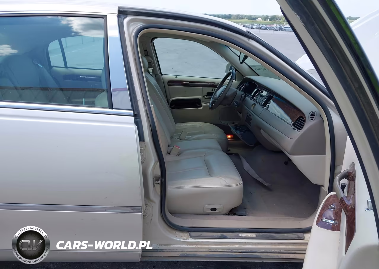 2002 Lincoln Town Car Cartier VIN:1LNHM83W32Y642931 - 5