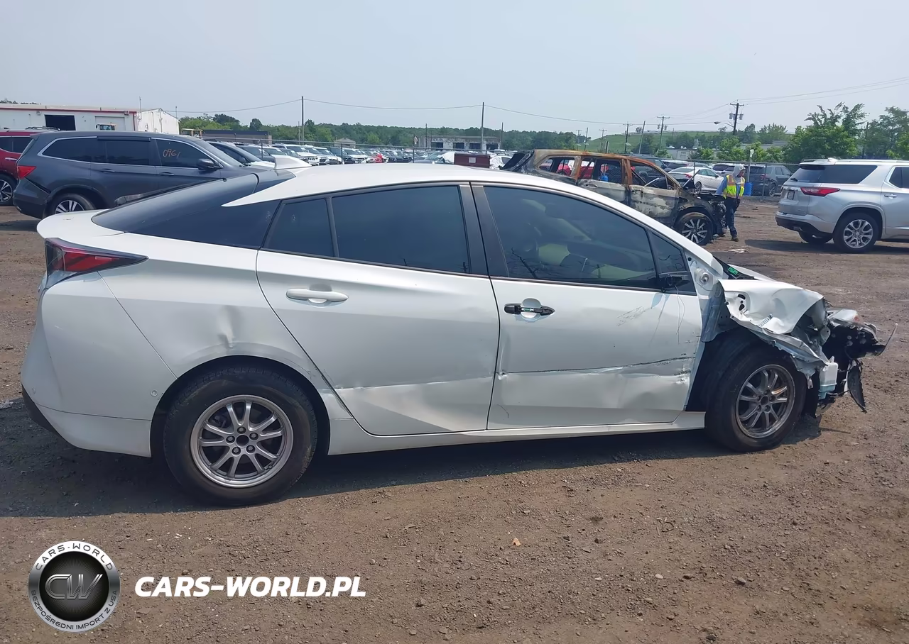 2018 Toyota Prius Four VIN:JTDKARFU4J3057483 - 12
