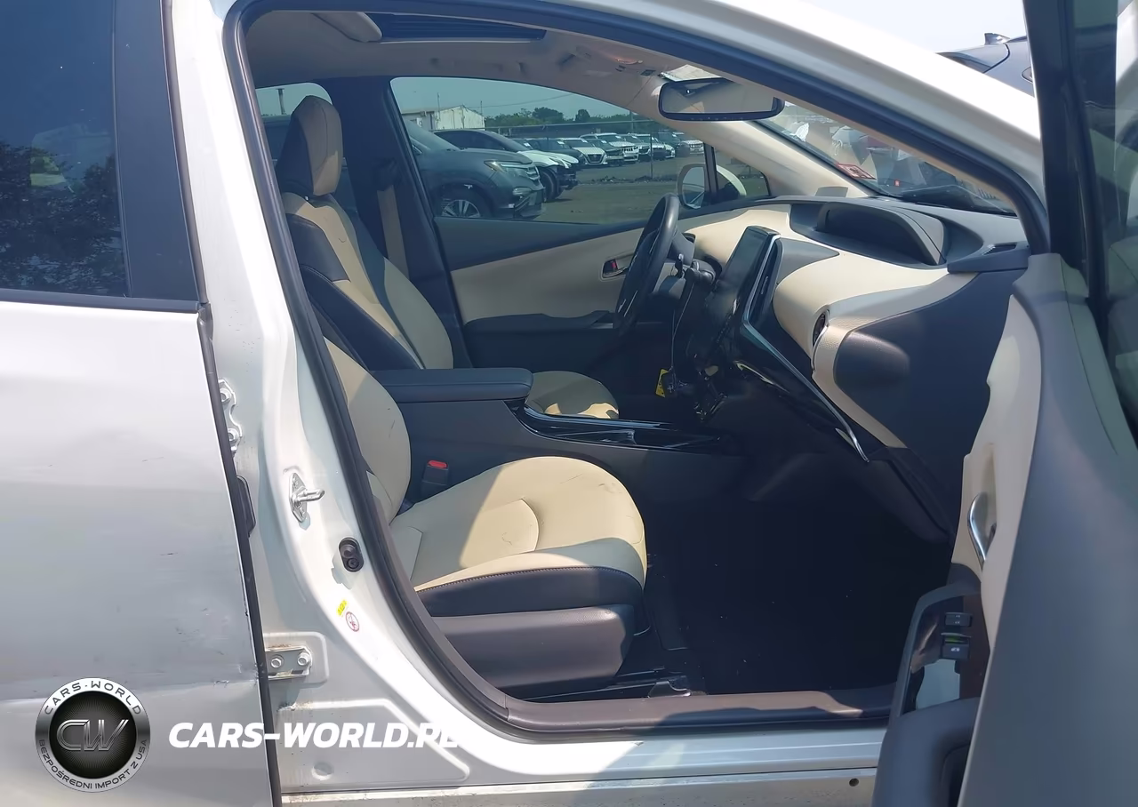 2018 Toyota Prius Four VIN:JTDKARFU4J3057483 - 5