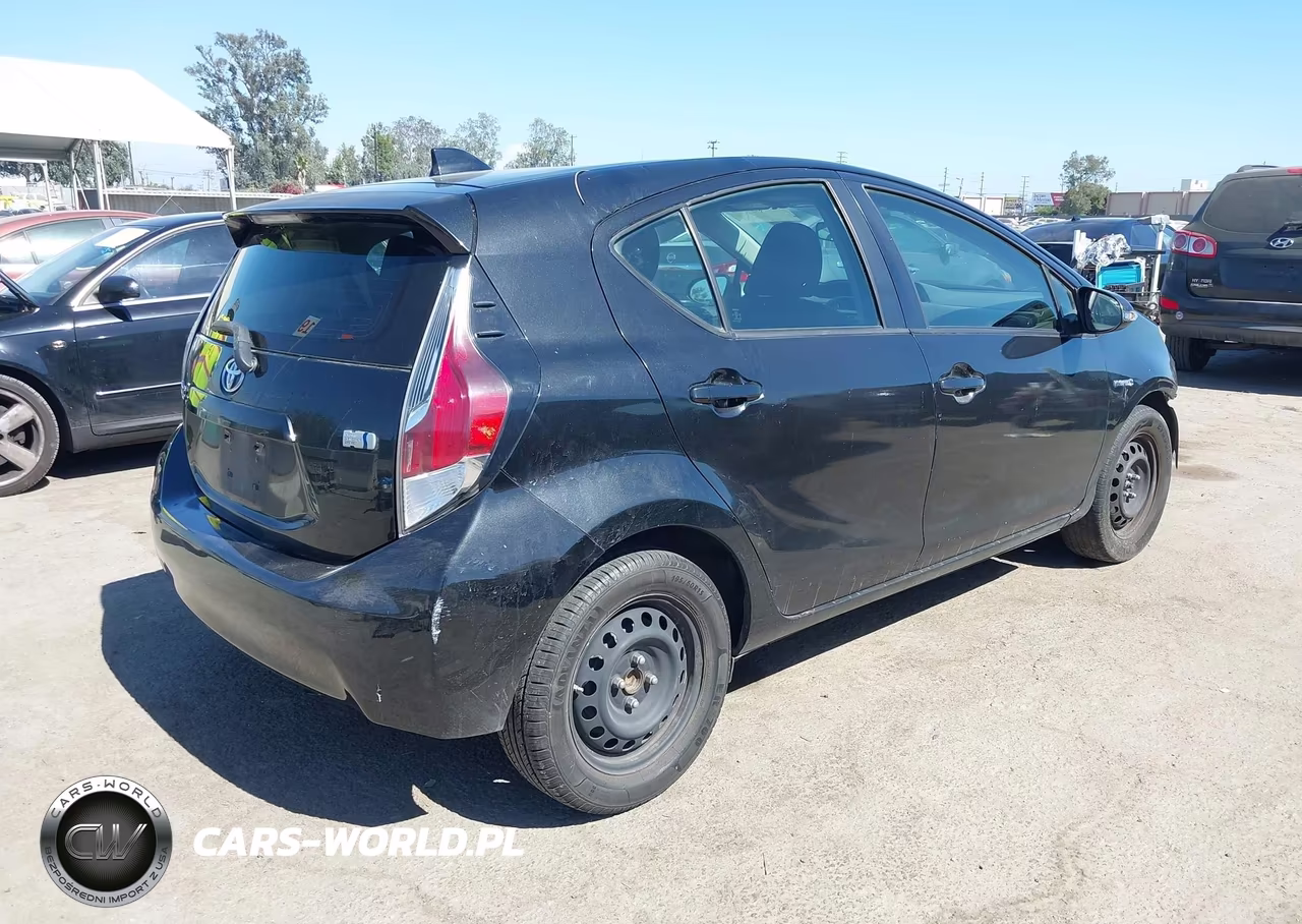 2016 Toyota Prius C Two VIN:JTDKDTB39G1118025 - 4