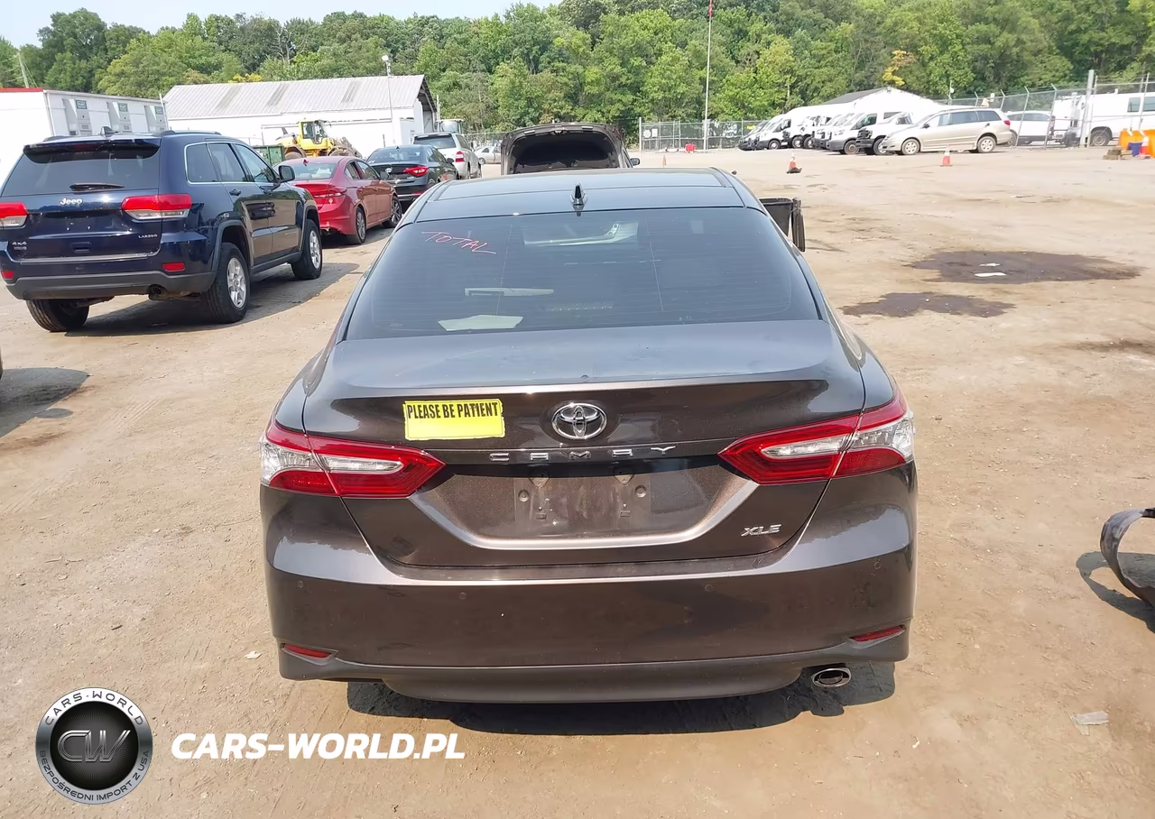 2018 Toyota Camry Xle VIN:4T1B11HK0JU150696 - 17