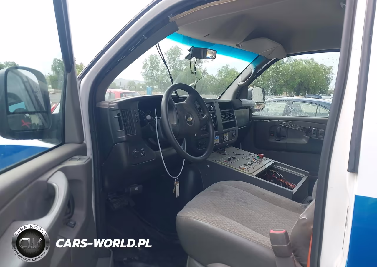 2014 Chevrolet Express 3500 VIN:1GBZGUCL5E1205612 - 5