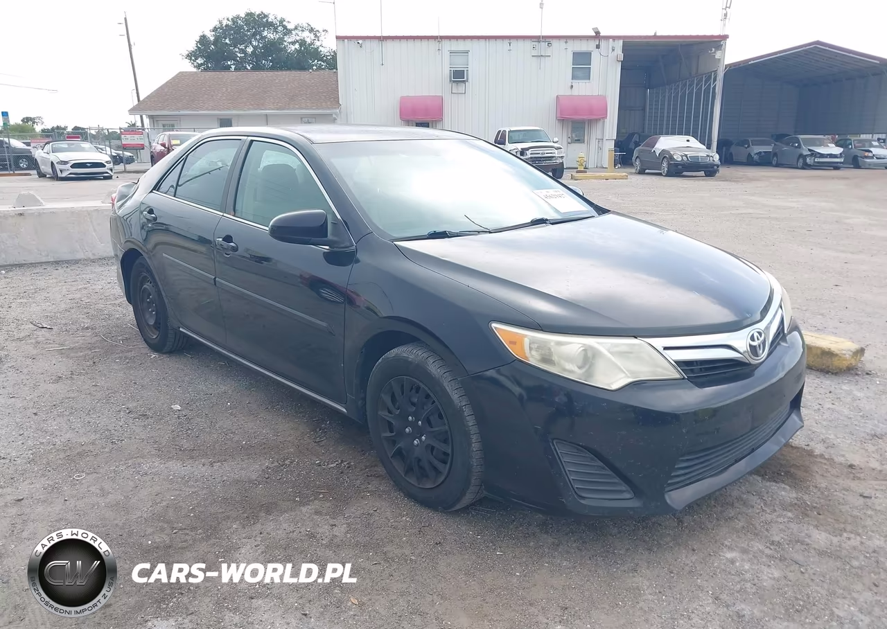 2014 Toyota Camry Le – zdjęcie 1 z 16